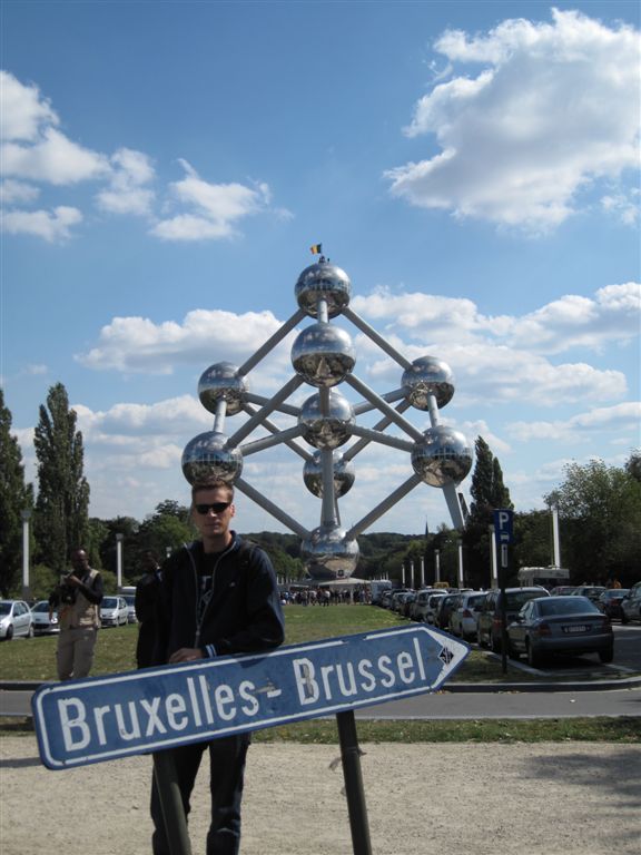 Die neun Kugeln haben jeweils einen Durchmesser von 18 Meter